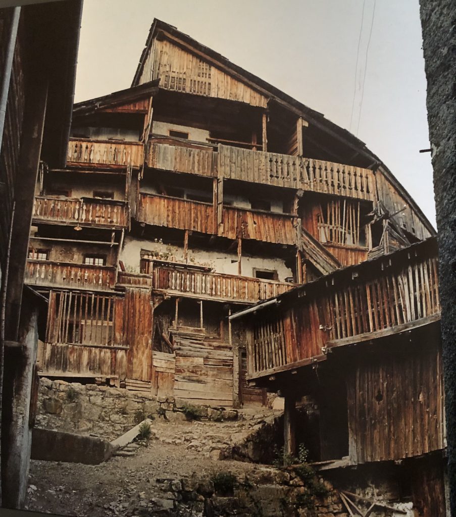Grande tabià ad uso abitativo. Foto dal libro “ Architettura rurale nelle Dolomiti venete” ( Edizioni Dolomiti Cortina)