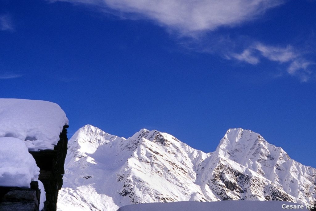 I tetti innevati del rifugio Crespi Calderini e il Monte Tagliaferro. Foto Cesare Re