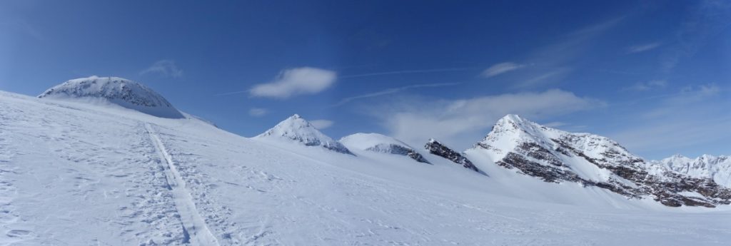 Il Monte Magro (a sinistra) e il Monte Nevoso. Foto Günther Ausserhofer