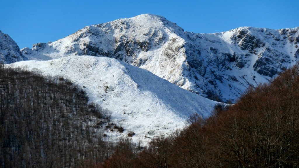 Il Monte Serrone dalla Valle Carbonara, foto Stefano Ardito