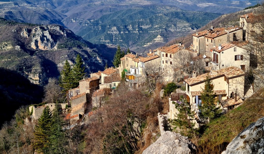 Il borgo di Pietracamela, foto Stefano Ardito