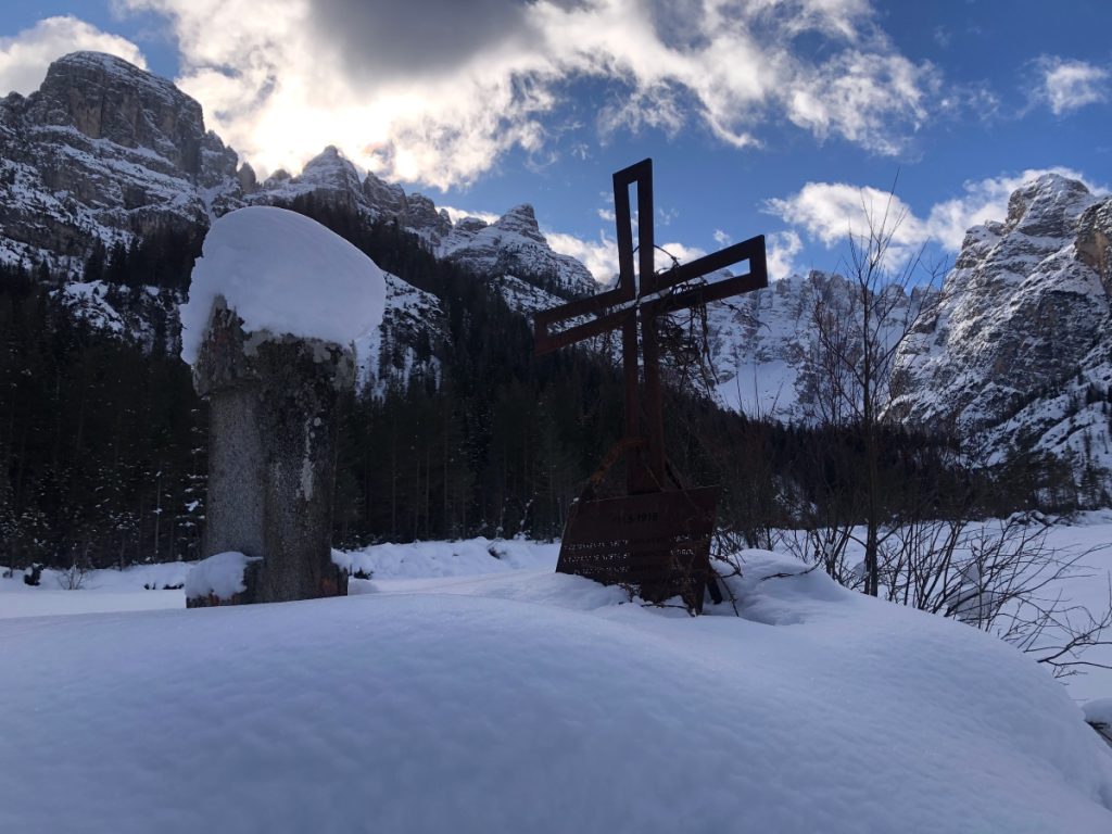 Il cippo del confine del 1753 e la croce in ricordo dei caduti della guerra 1915-18. Foto Massimo Spampani