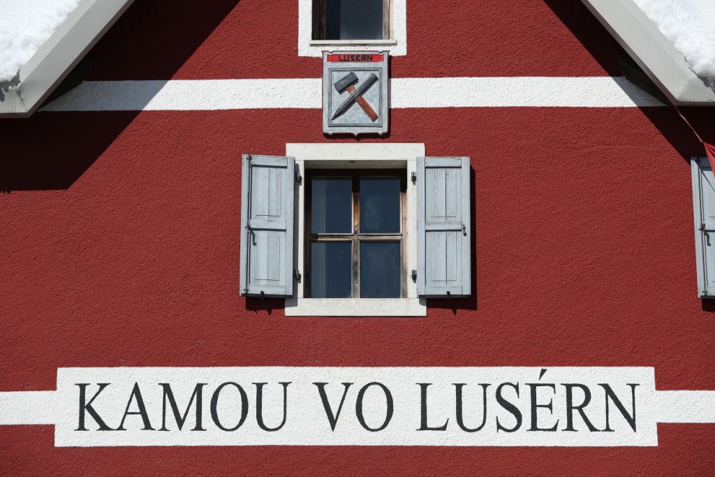 Il municipio di Luserna, foto Arturo Cuel