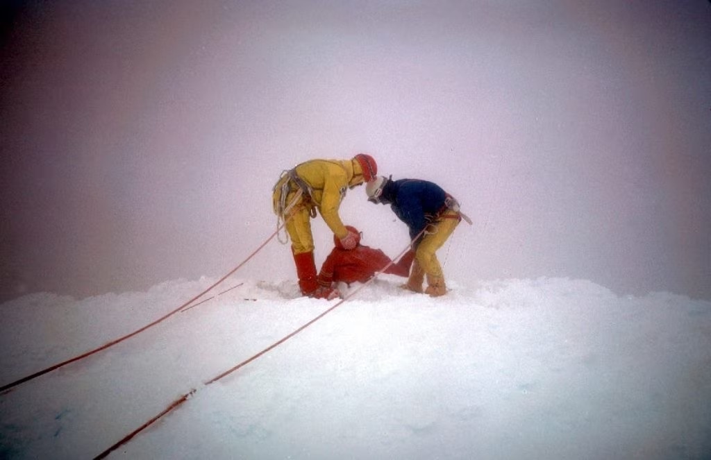 Il pupazzo di neve costruito dai Ragni di Lecco nel 1954 sulla vetta del Cerro Torre