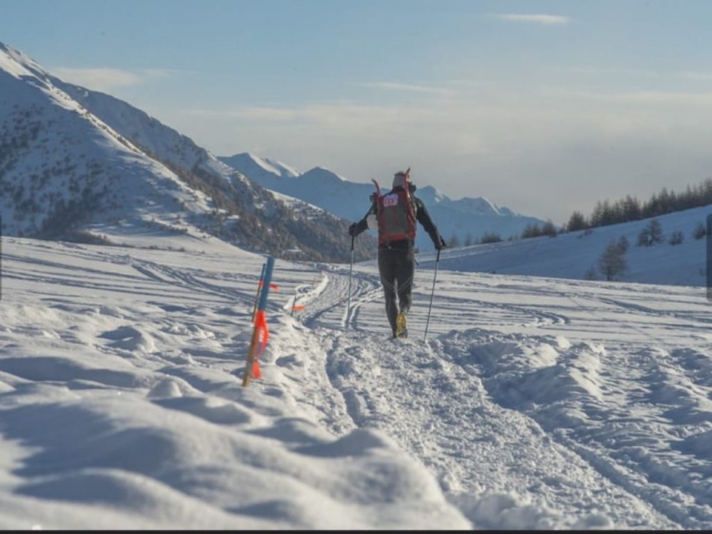Il tracciato viene battuto con le motoslitte. Foto Mauro Mariotti