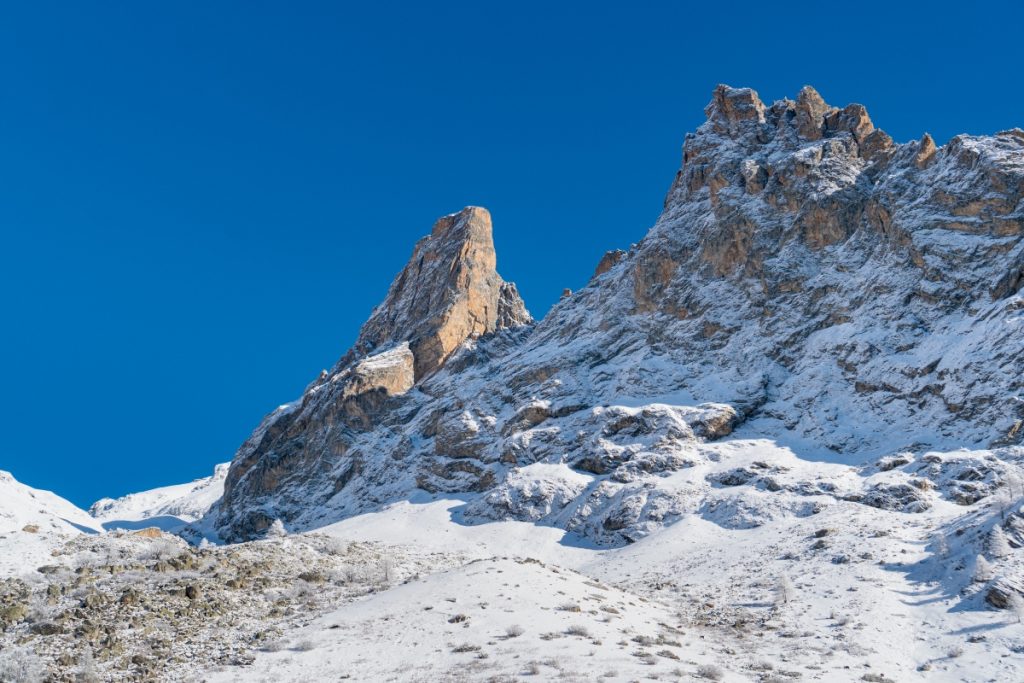 Il versante occidentale della Rocca Provenzale e, a sinistra, la Torre Castello. Foto Giacomo Meneghello, Click Alps