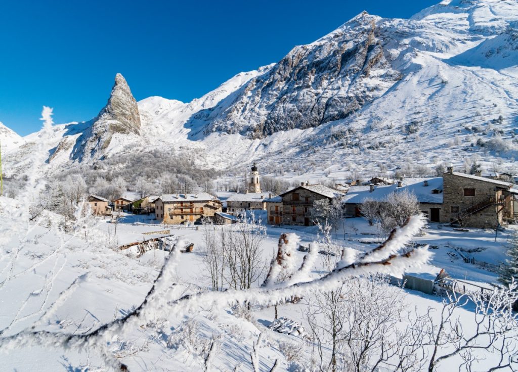 Il villaggio di Chiappera ai piedi della Rocca Provenzale. Foto Giacomo Meneghello, ClickAlps