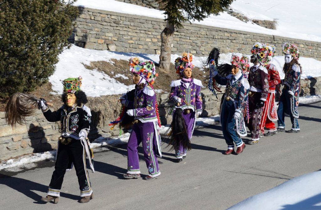 In corteo da una casa all