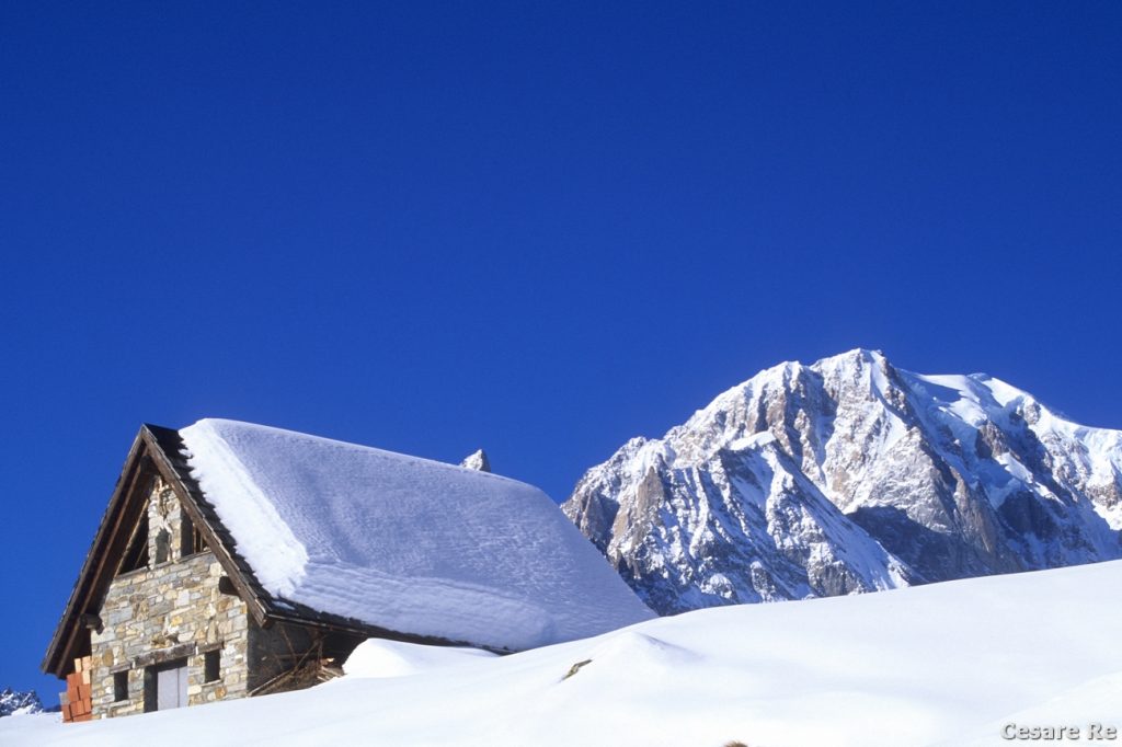 La cappella accanto al rifugio Bertone. Foto Cesare Re