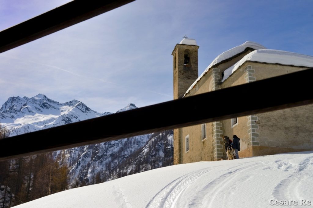 La chiesa di Peccia,dal balcone di una casa Walser. Foto Cesare Re