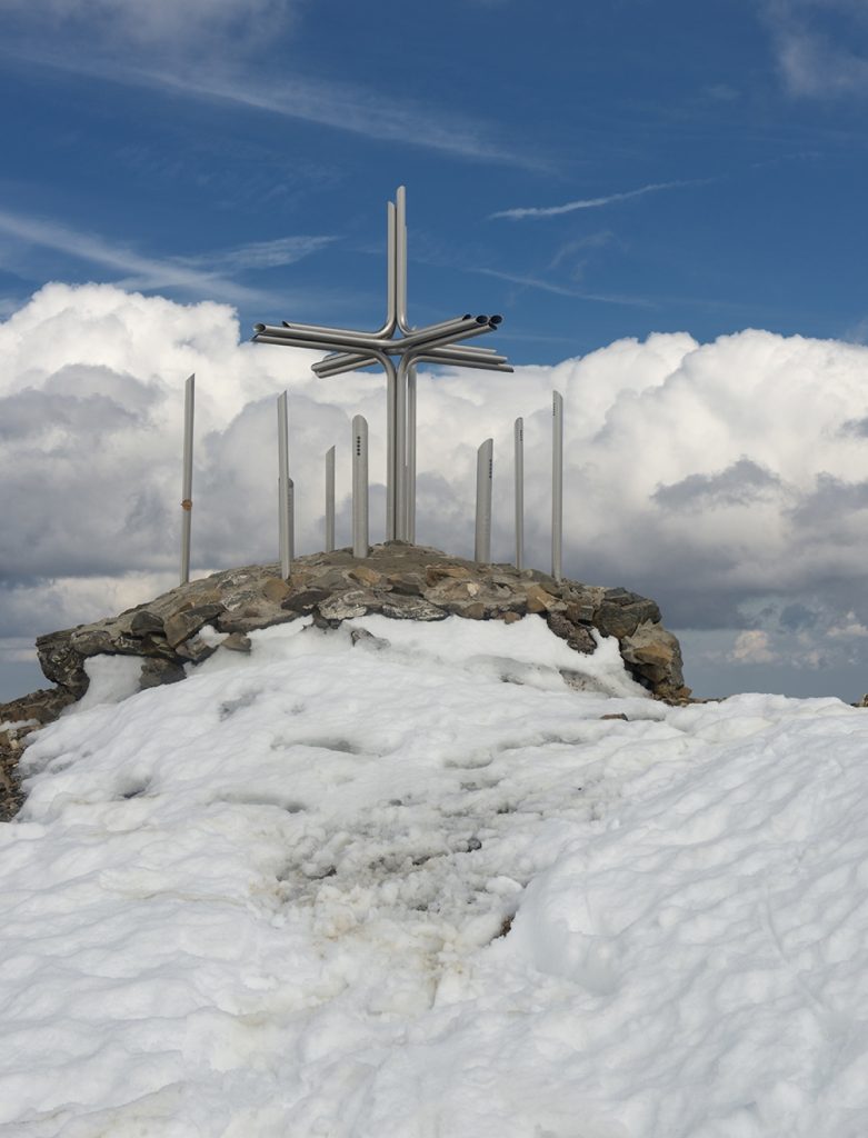 La croce a vento sul culmine del Passone. Foto Roberto Carnevali