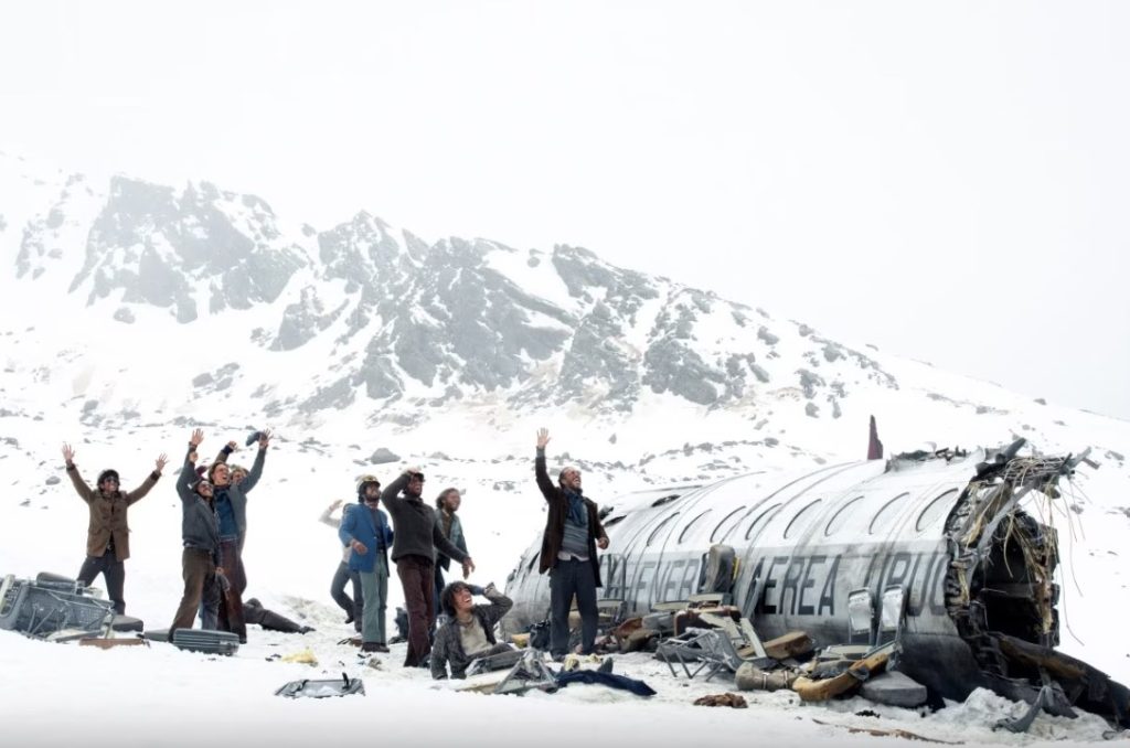 Una scena del film La società della neve