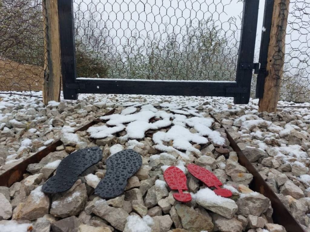 Le impronte di Liliana Segre e del padre davanti al confine, foto Amici di Monte Orsa