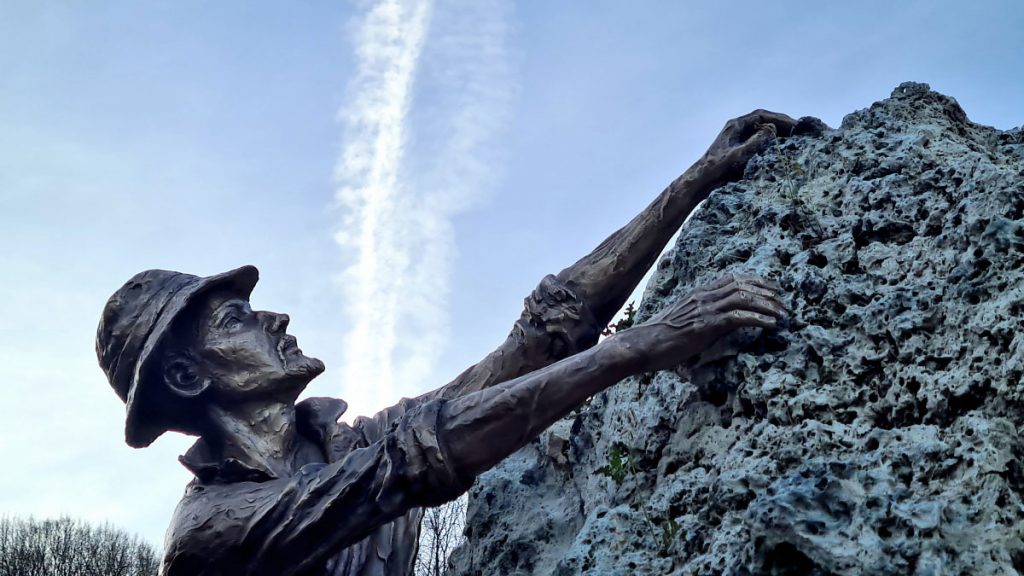 Pietracamela, il nuovo monumento agli Aquilotti. Foto Stefano Ardito