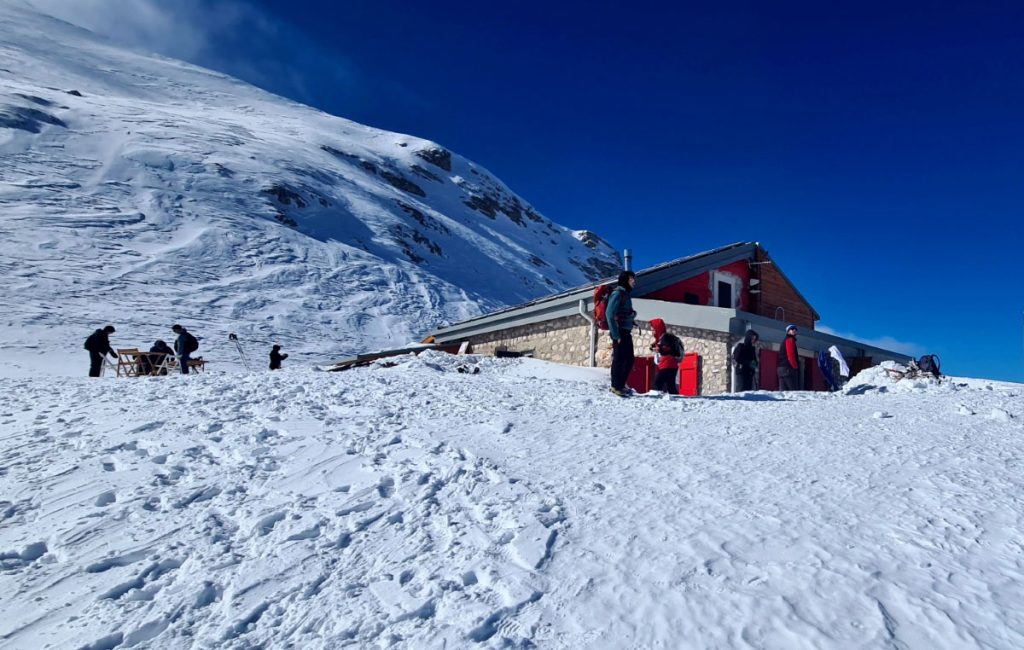 Il rifugio Sebastiani in un inverno nevoso, foto Stefano Ardito