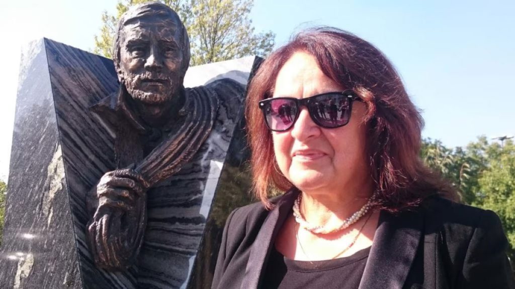 Cecylia Kukuczka davanti al monumento in memoria del marito Jerky a Katowice. Foto Archivio Kukuczka