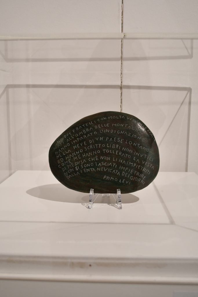 Replica della pietra del fiume Po con incisa la poesia di Primo Levi A Mario e a Nuto, donata da Levi a Revelli nel 1987. Autore: L