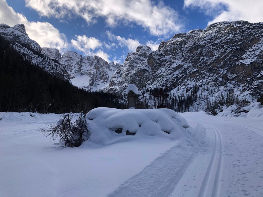 Salendo la Val Fonda, a destra il monte Fumo. Foto Massimo Spampani