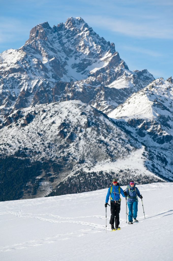 Salita al Cugn di Goria. Sullo sfondo il Monviso. Foto Umberto Isman