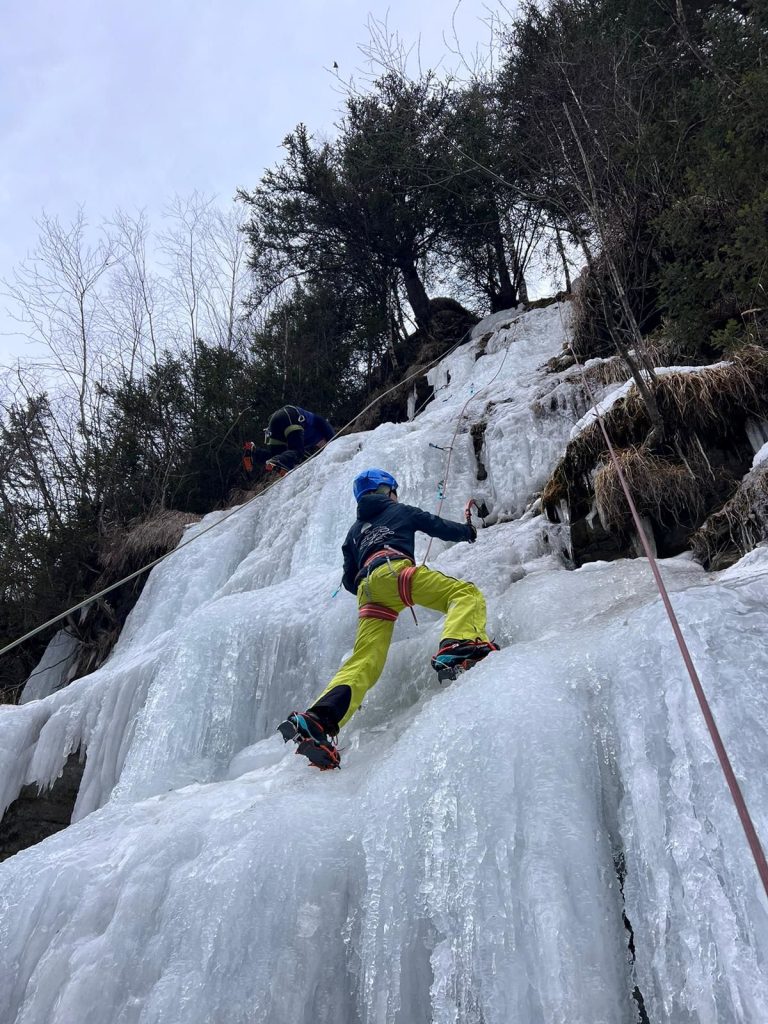 Si inizia da colate non troppo impegnative e in compagnia delle Guide alpine. Foto Marco Farina