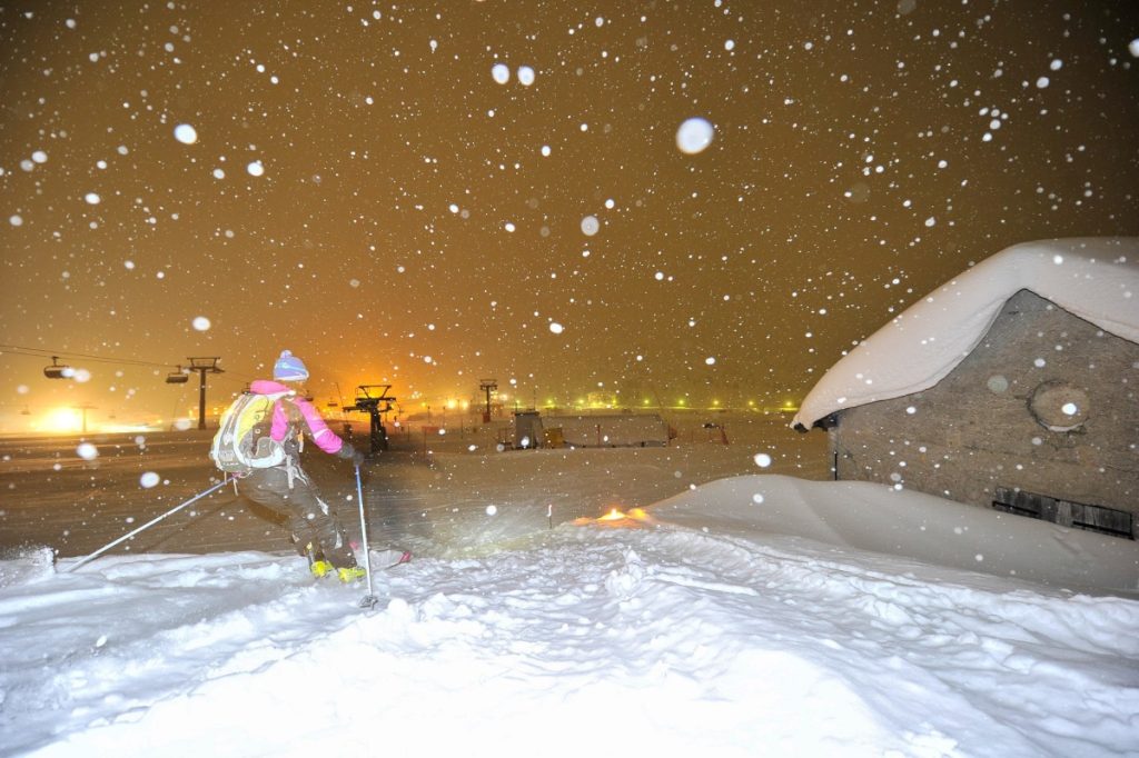 Si partecipa anche con gli sci. Foto Davide Ferrari