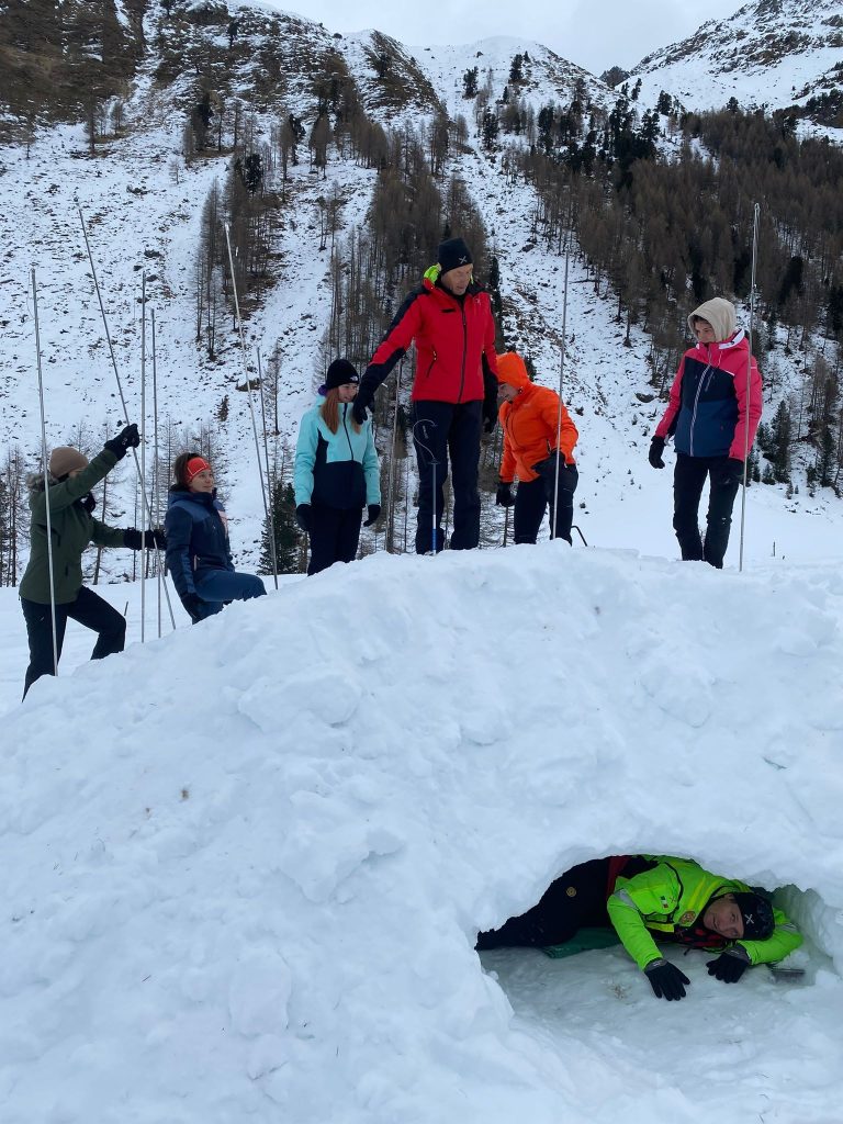 Simulazioni di recupero sepolti sotto la neve @CAI