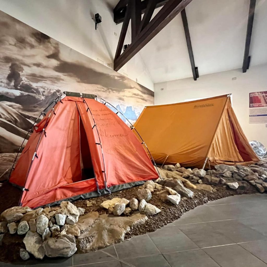 Tende usate in spedizioni storiche in esposizione. Foto Museo della Montagna Torino
