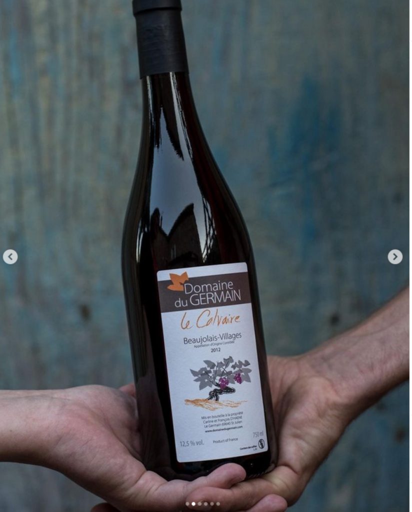 Una bottiglia del vino prodotto da D