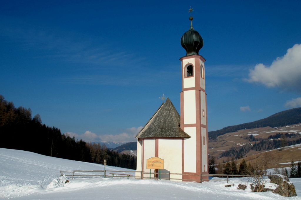 Valle di Funes, la chiesa di Ranui, foto Stefano Ardito