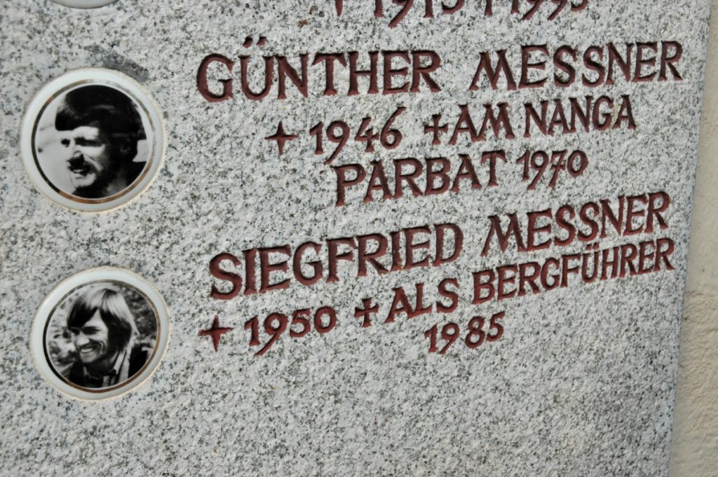 Valle di Funes, la tomba dei fratelli Messner, foto Stefano Ardito