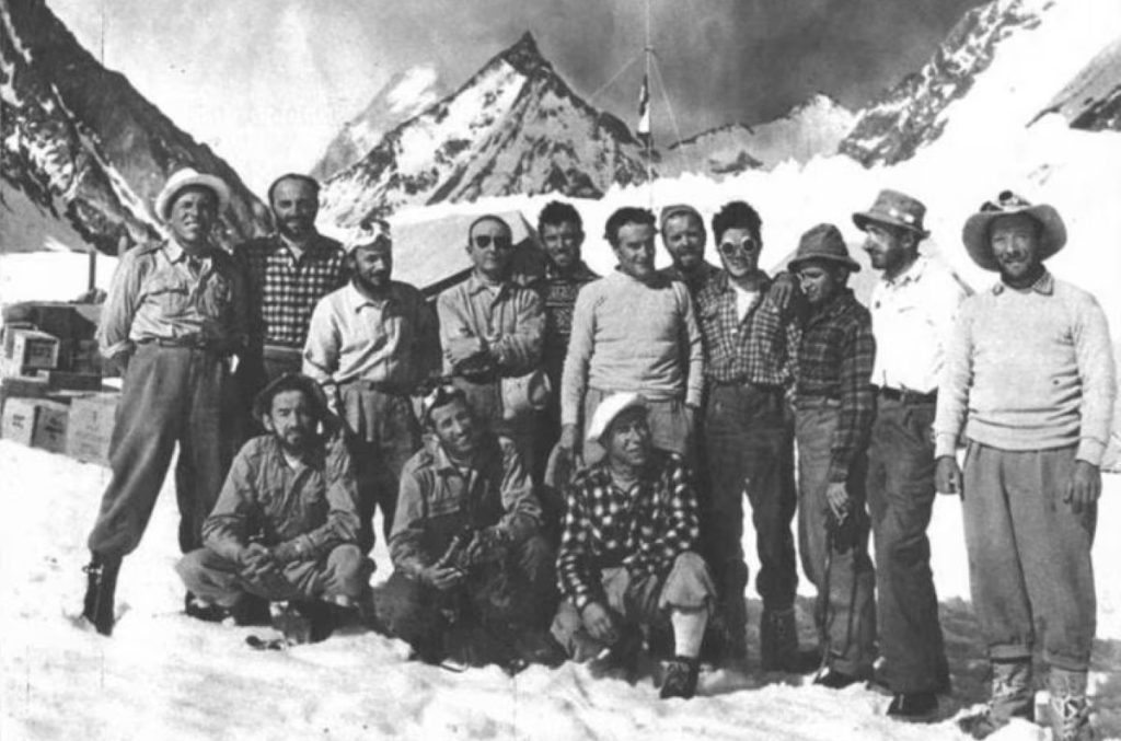 Foto di gruppo ai piedi del K2 nel 1954