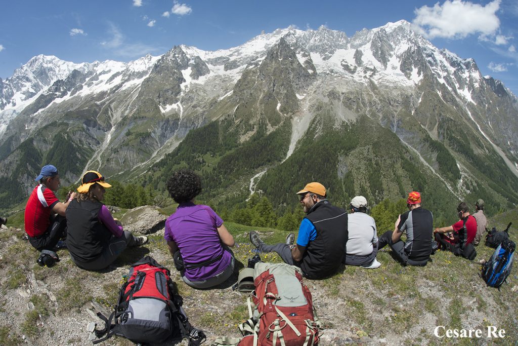 Un gruppo durante un workshop di fotografia, in Val Ferret. Tutti hanno uno zaino da montagna, più funzionale per una gita di due giorni, con pernottamento in rifugio. La fotocamera e le ottiche trovano posto nello zaino o in alcune tasche dello stesso.