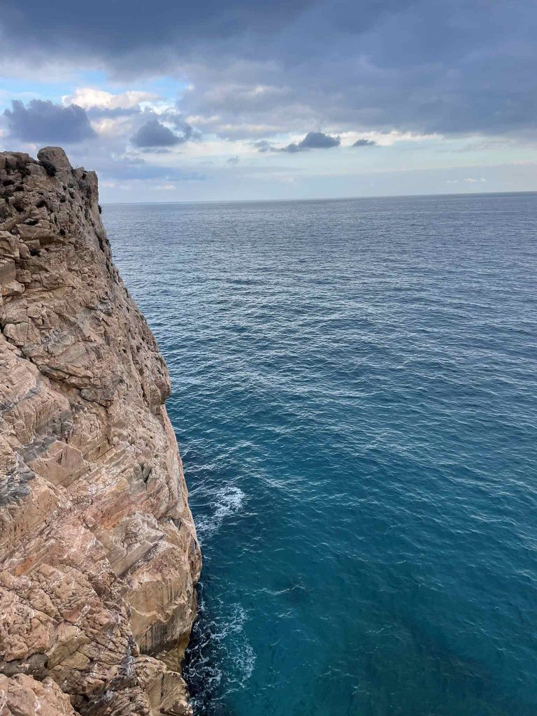 Ci si affaccia sul Santuario dei cetacei