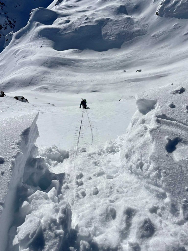 Rotta la cornice non ci resta che scendere. Foto Michele Comi