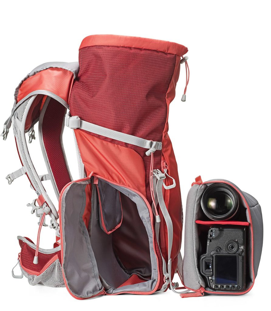 Zaino Manfrotto, una sorta di ibrido. Ben studiato, a parte gli spallacci che non sono all’altezza di un vero e proprio zaino da montagna. Nella tasca inferiore trova asilo una fotocamera, anche voluminosa con una lente montata e un ulteriore obiettivo. Interessante per una gita da un giorno, visto che nella parte superiore c’è spazio per un po