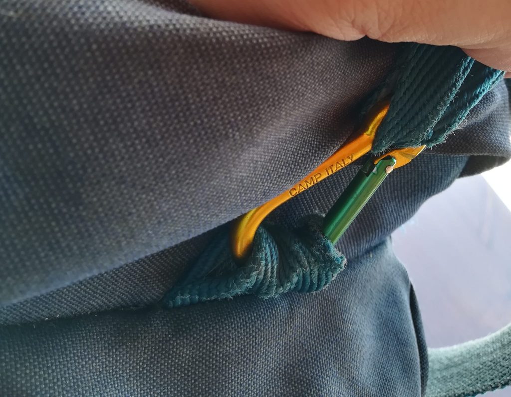 Una delle mie borse fotografiche. Marca Reporter, piuttosto economica e spartana. Usata, però, per quasi 20 anni si è rivelata molto robusta e funzionale. La ripongo in un normale zaino da montagna, estraendola solo quando serve. Sicuramente un ottimo compromesso. Ho sostituito gli agganci della tracolla, in plastica, con dei robusti moschettoni da montagna.