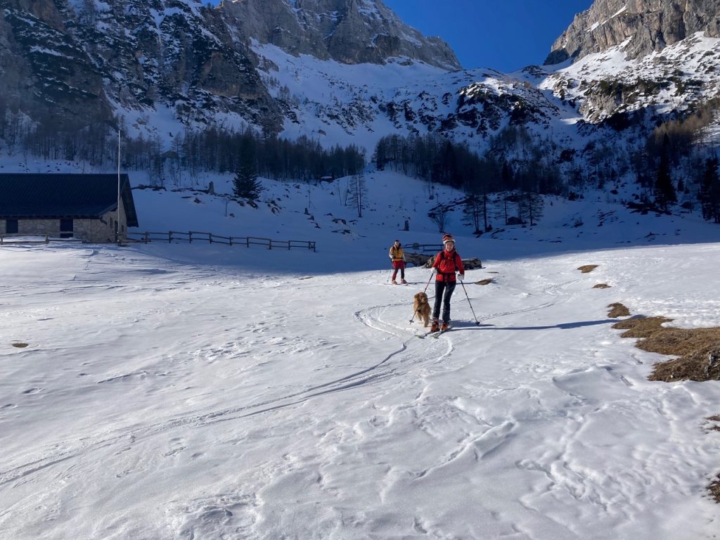 A Casera Cregnedul in discesa da Forca La Val. Foto Raffaella Faggionato