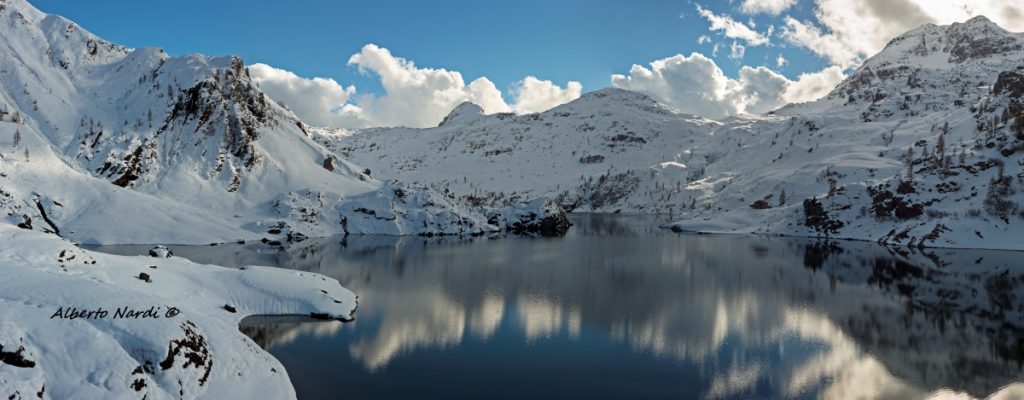 I Laghi Gemelli ai piedi del Pizzo Farno e il Monte del Tonale. Foto Alberto Nardi