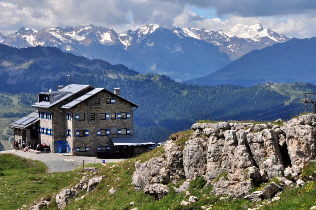 Il rifugio Graffer e l'Adamello. Foto Stefano Ardito