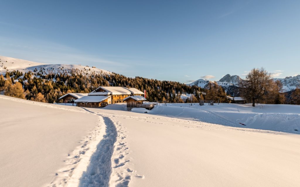 La Kreuzwiesen Alm immersa nella neve sull'Alpe Luson CHannes Niederkofler