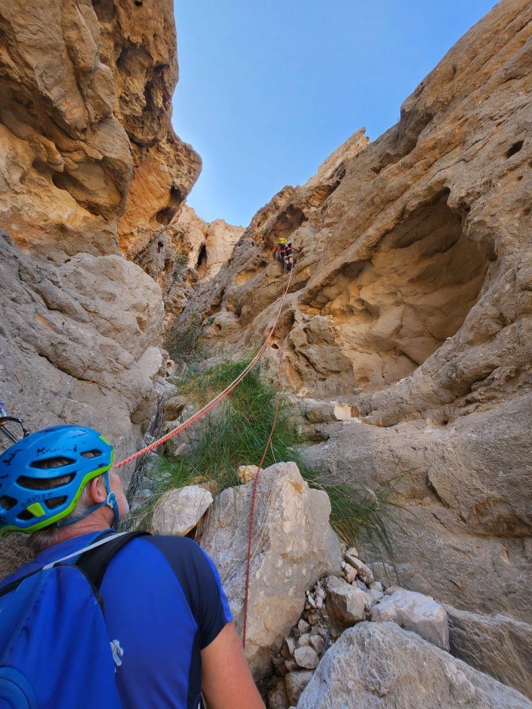 L'arrampicata nel Wadi Fins, in Oman. Foto Società Alpina delle Giulie