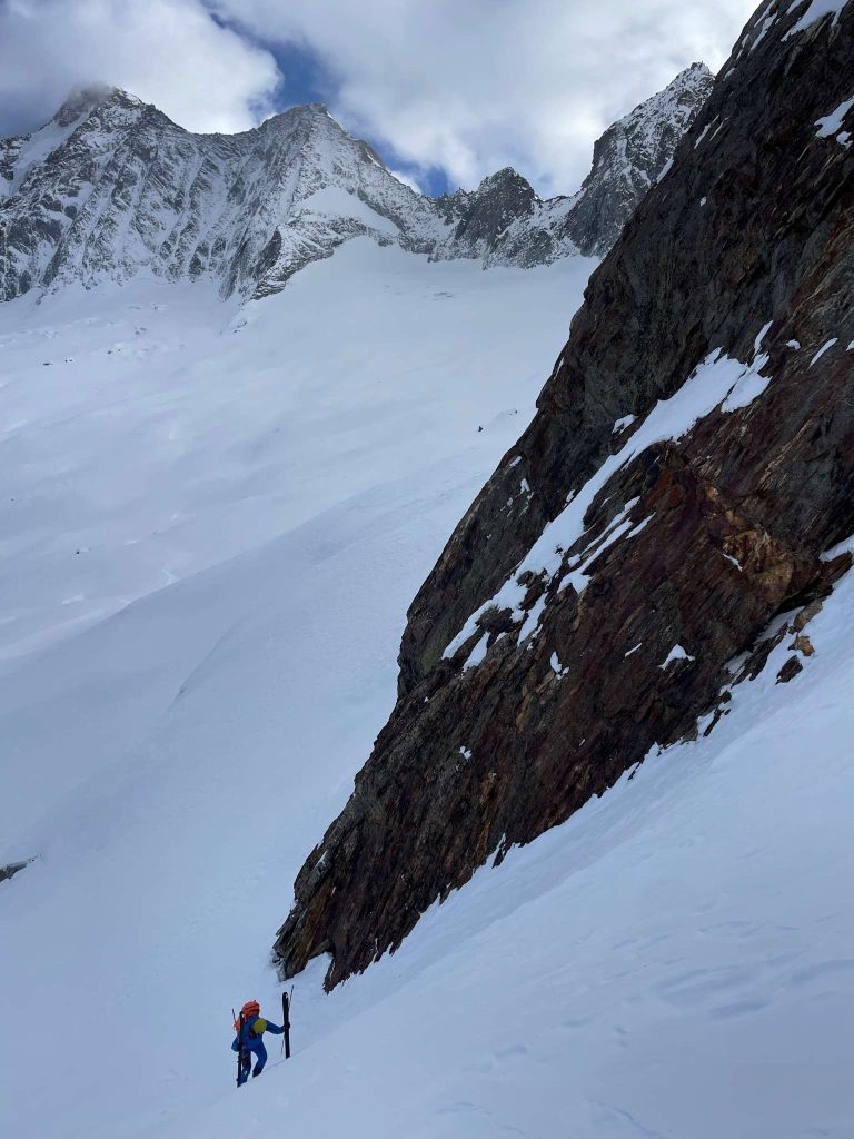 Attraversiamo sotto lo sperone di gneiss Ph Michele Comi