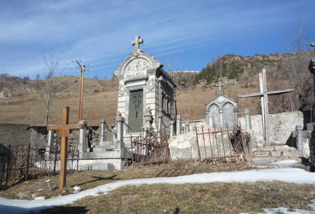 Cimitero di Certamussat. Foto Lorenzo Volpe