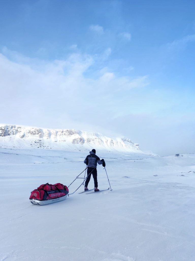 Con gli sci e la pulka. Foto FB Lorenzo Barone