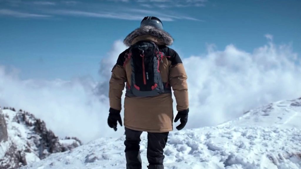 Con lo sguardo rivolto verso il bianco infinito