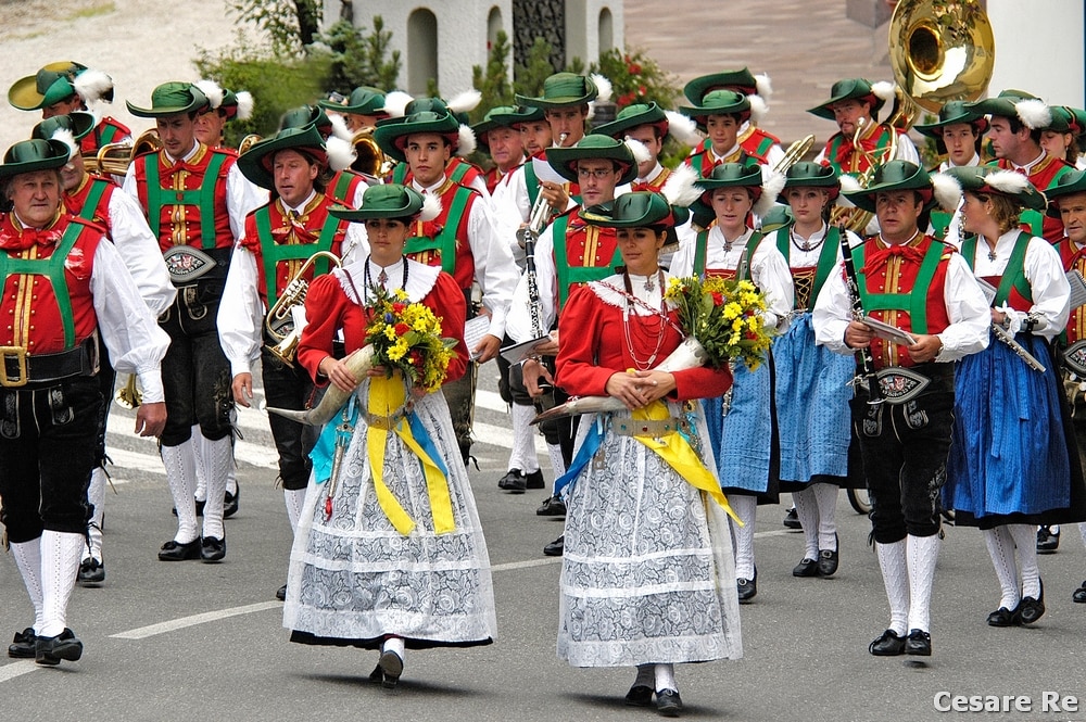 Sfilata tradizionale in costume Ladino, in Val Gardena