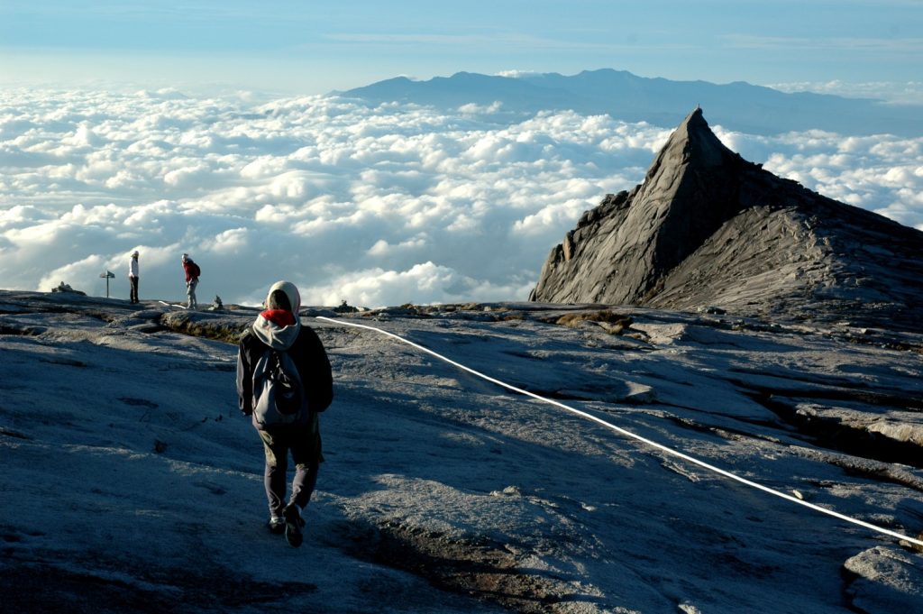 Discesa dalla vetta del Kinabalu, foto Stefano Ardito