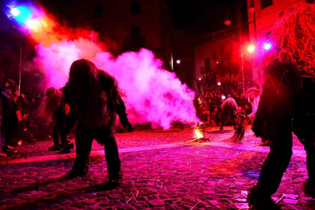 Festa del Cervo, danza delle Janare. Foto Stefano Ardito