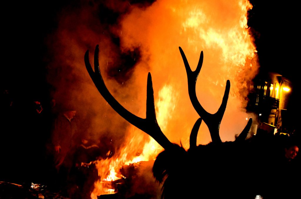 Festa del Cervo, il falò finale, foto SA