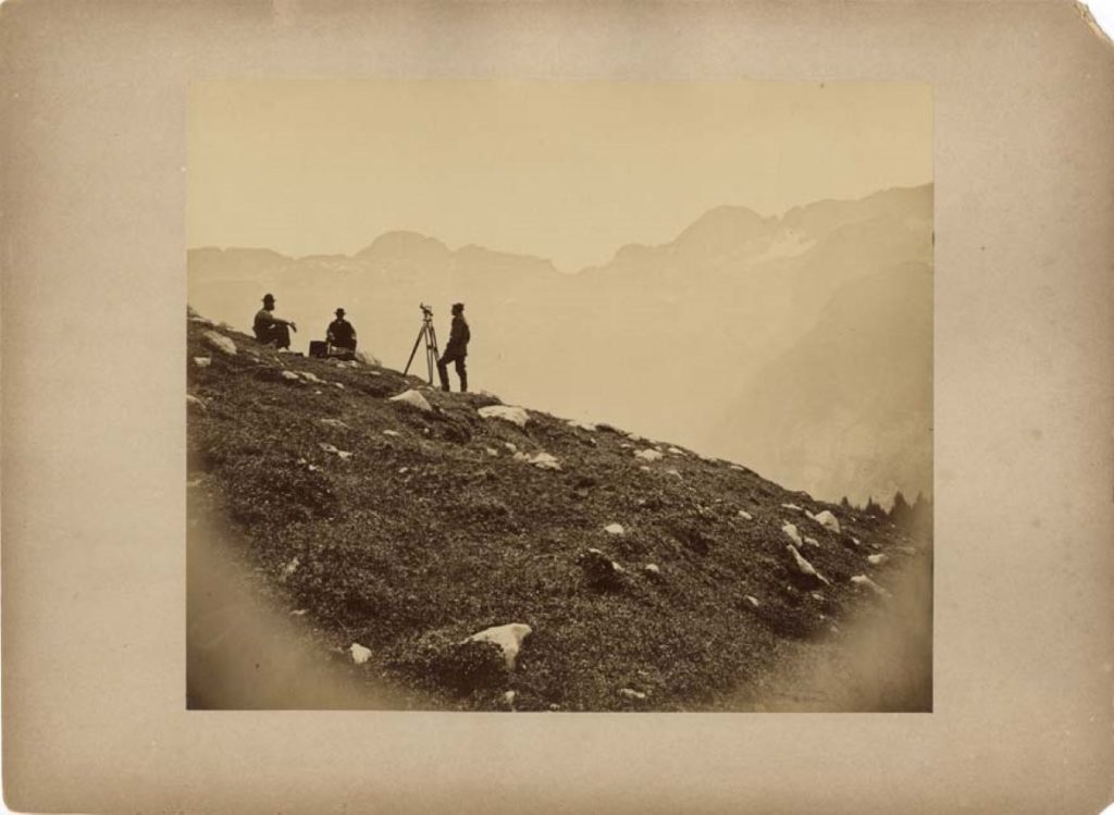 Giacomo Savorgnan di Brazzà intento a misurare con il teodolite ai Piani del Montasio @Archivio Società Alpina Friulana